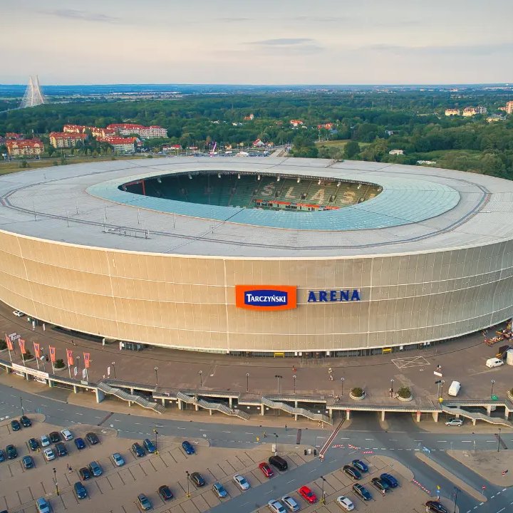 Nowoczesna galeria z obrazem i dyskretnym systemem zabezpieczeń